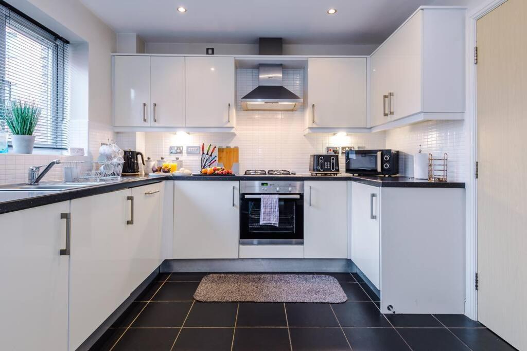 Stylish Townhouse Chester City Centre With Parking 外观 照片